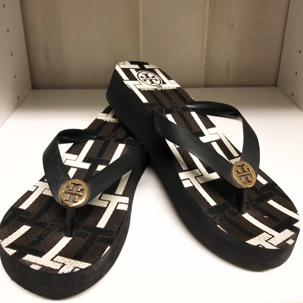 TORY BURCH wedge rubber thong sandal.